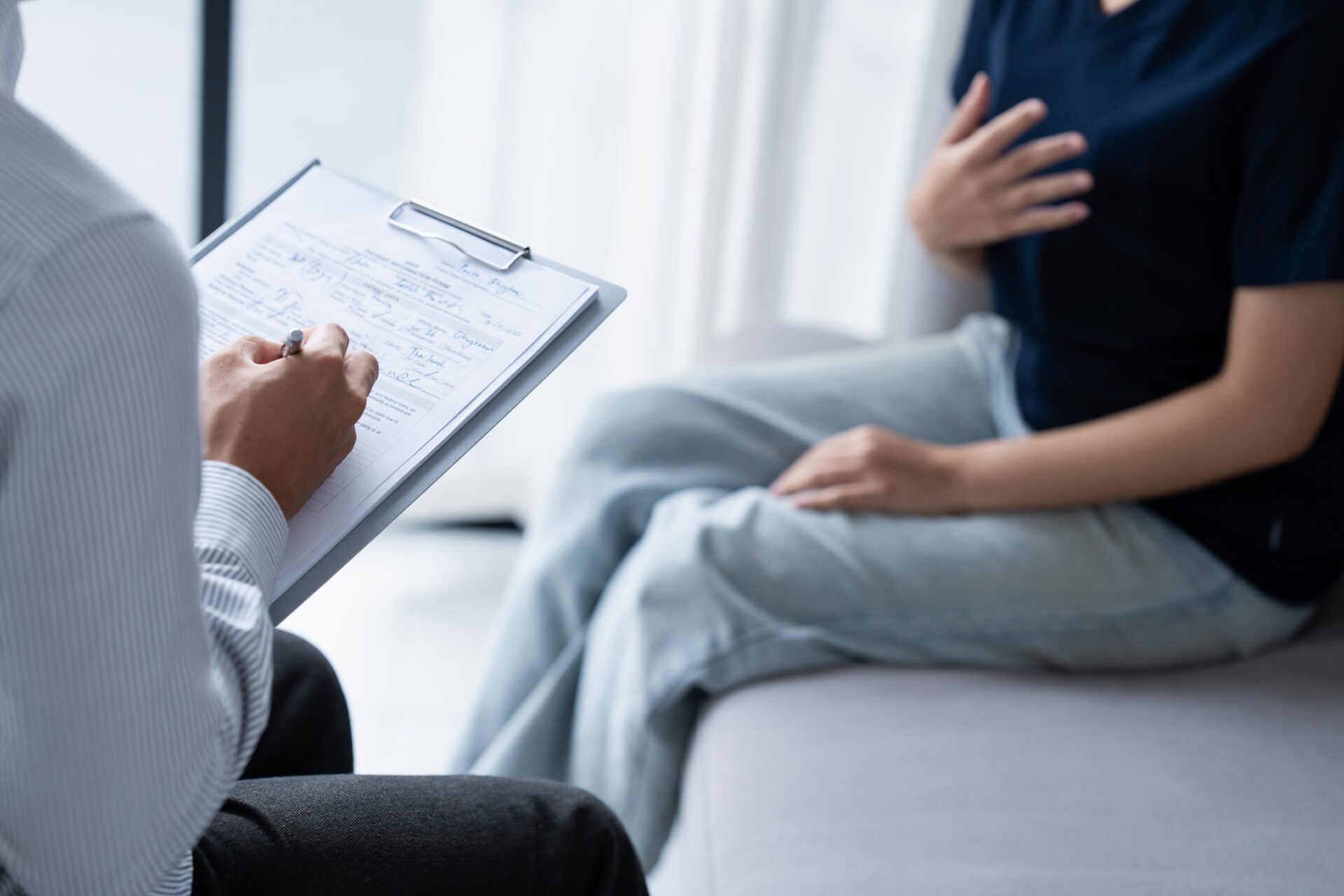 美容クリニックでのカウンセリングの様子