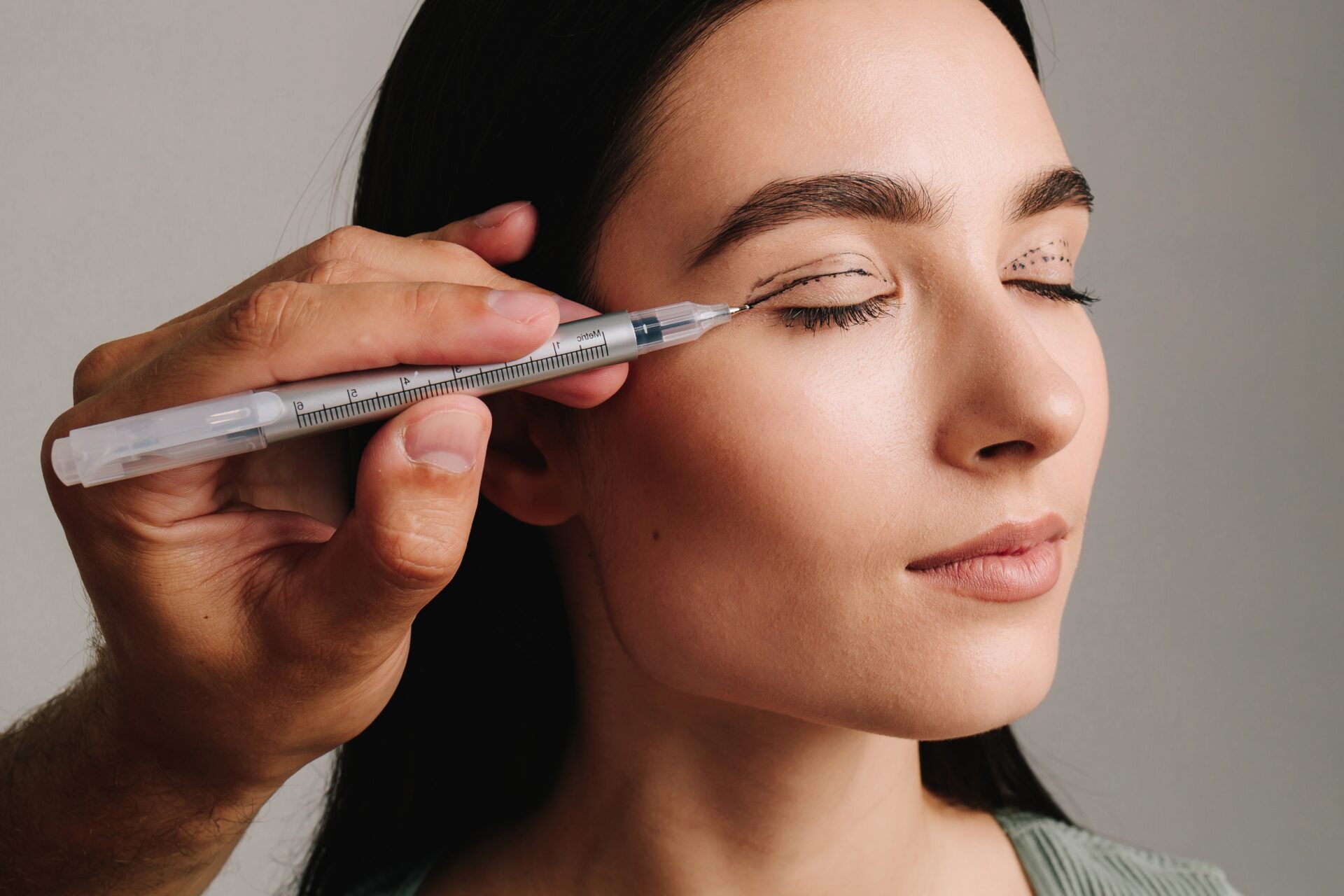 二重切開の修正ラインをデザインする様子