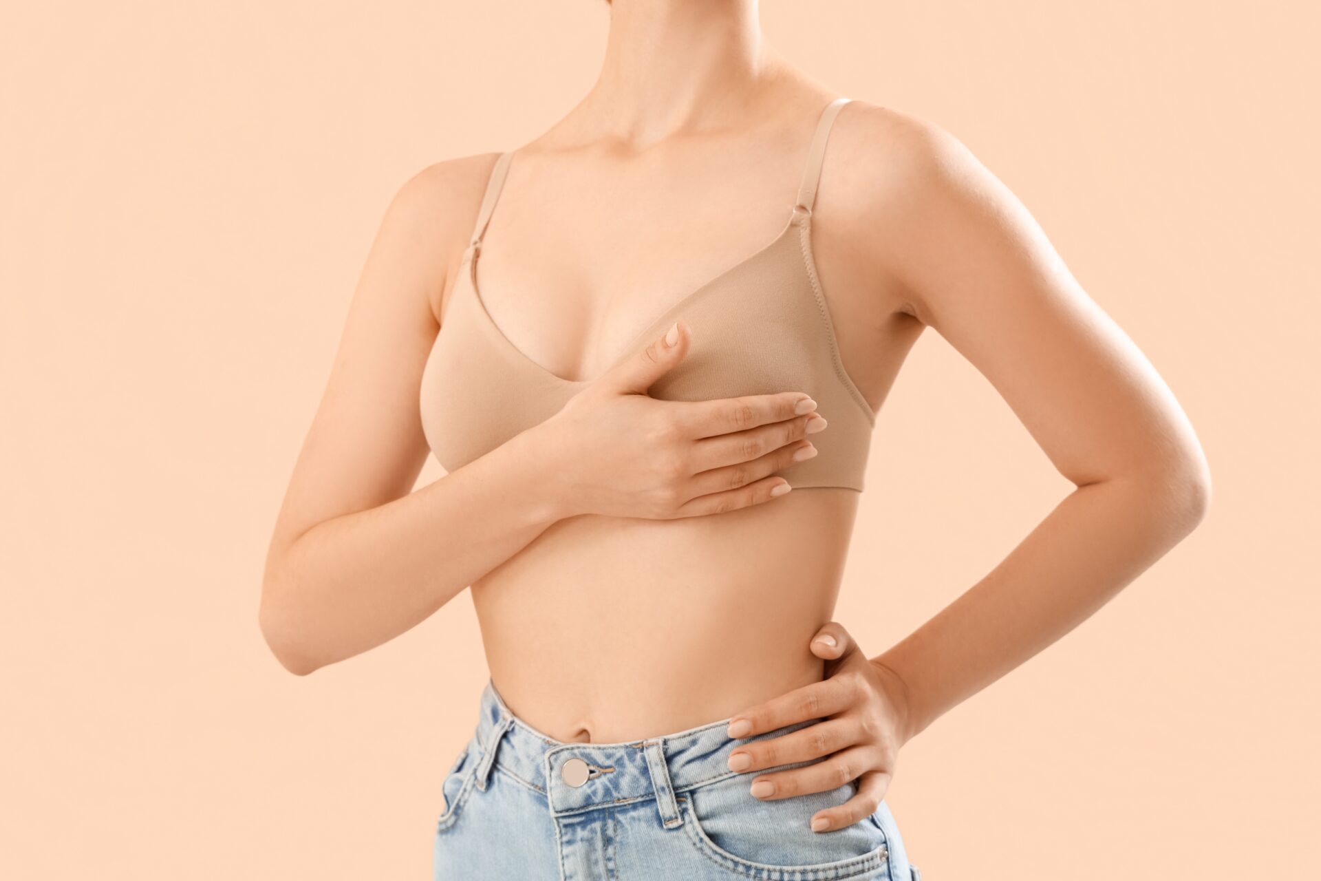 胸の大きさを気にする女性