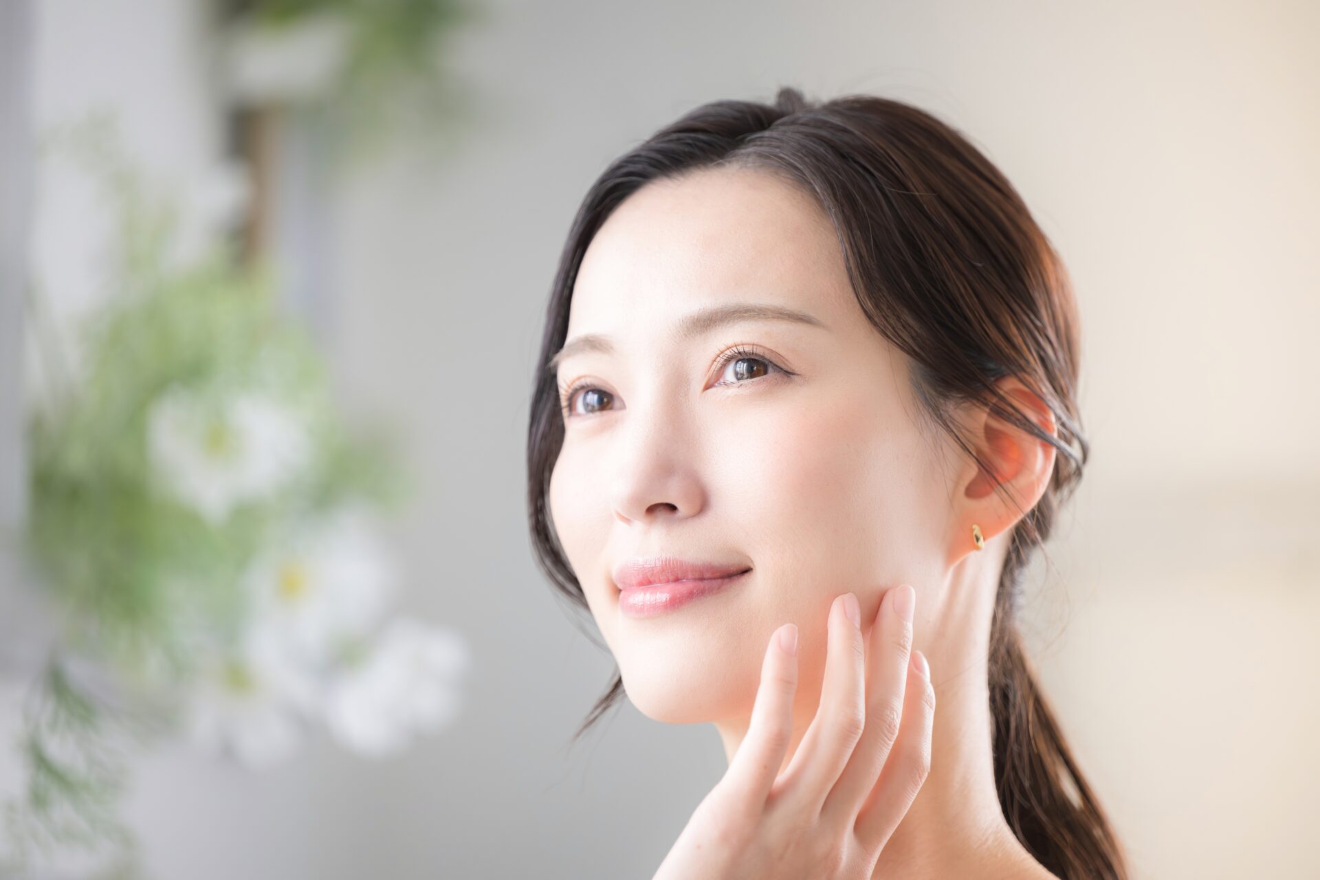 ニキビのない美しい肌の女性