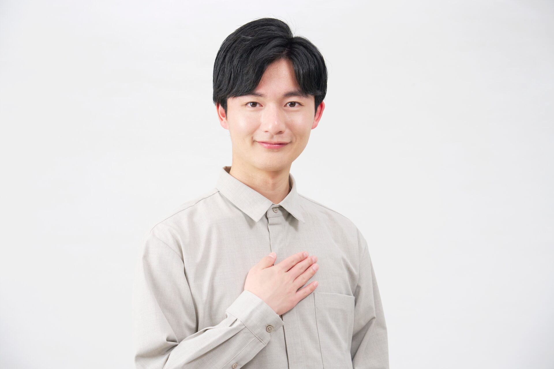 胸を押さえる男性