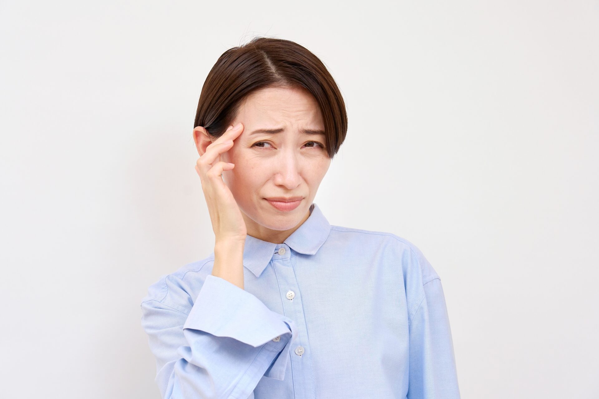 こめかみの広さをきにする女性