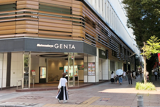 松坂屋GENTAさんの横断歩道を栄方面に向かって直進。