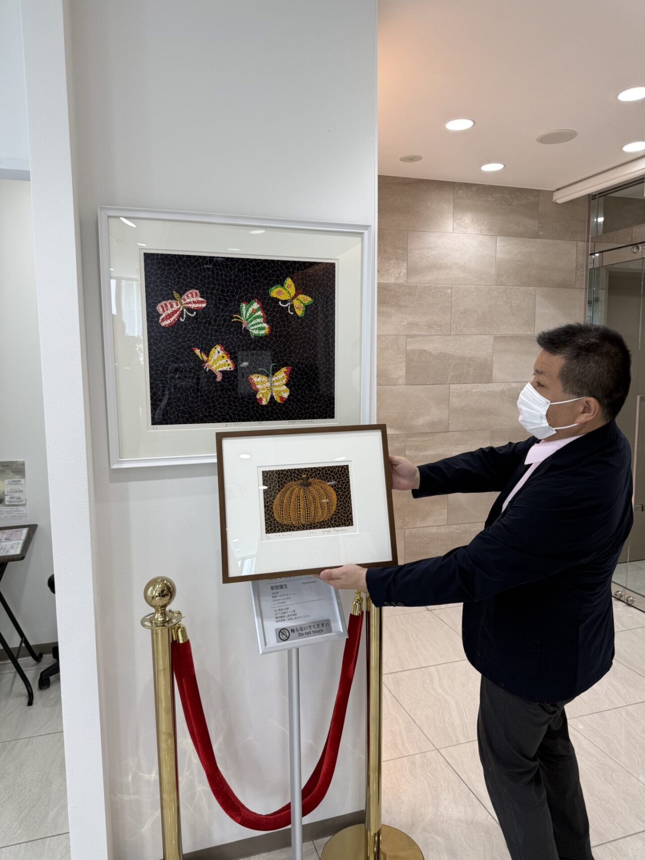 草間彌生さんの絵画を展示中